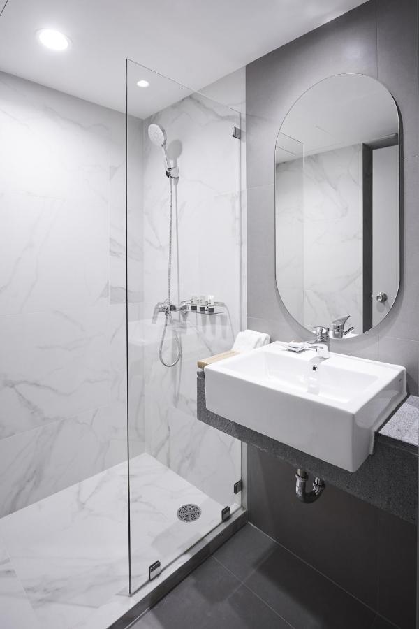 56 Surawong Hotel Bangkok Buitenkant foto